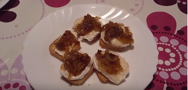 Canapé de rulo de cabra y cebolla caramelizada